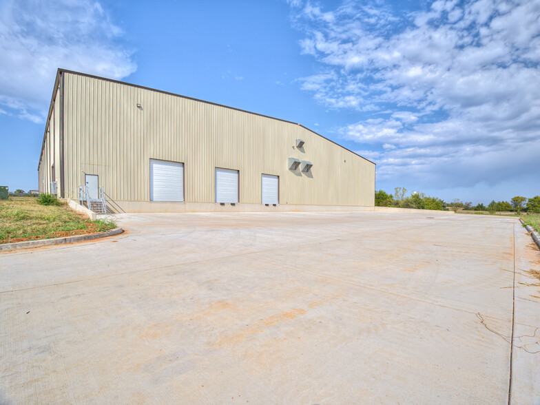 8032 Industrial Dr, Shawnee, OK à louer - Photo de l’immeuble – Image 3 sur 12