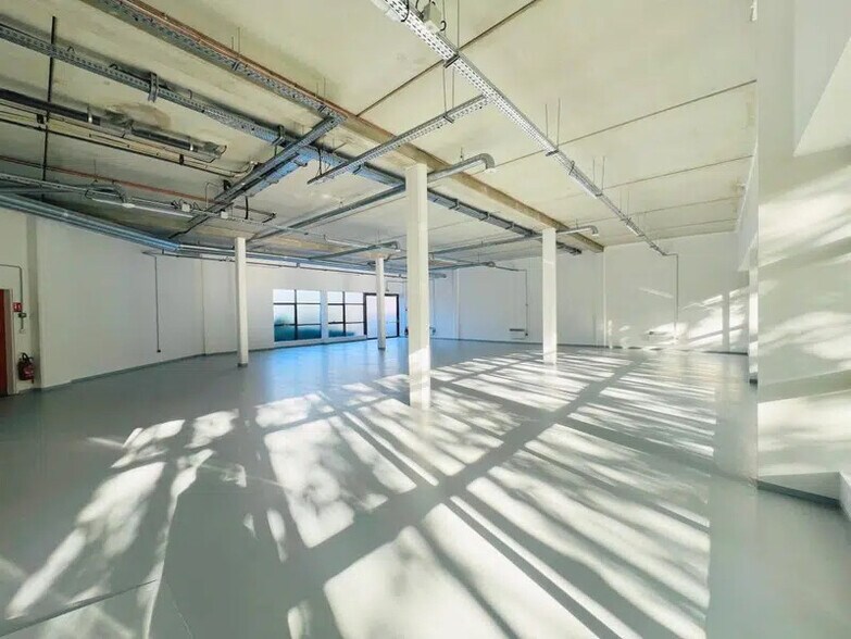 1 Bis Avenue Jean D'Alembert, Élancourt à louer - Photo intérieure – Image 2 sur 17