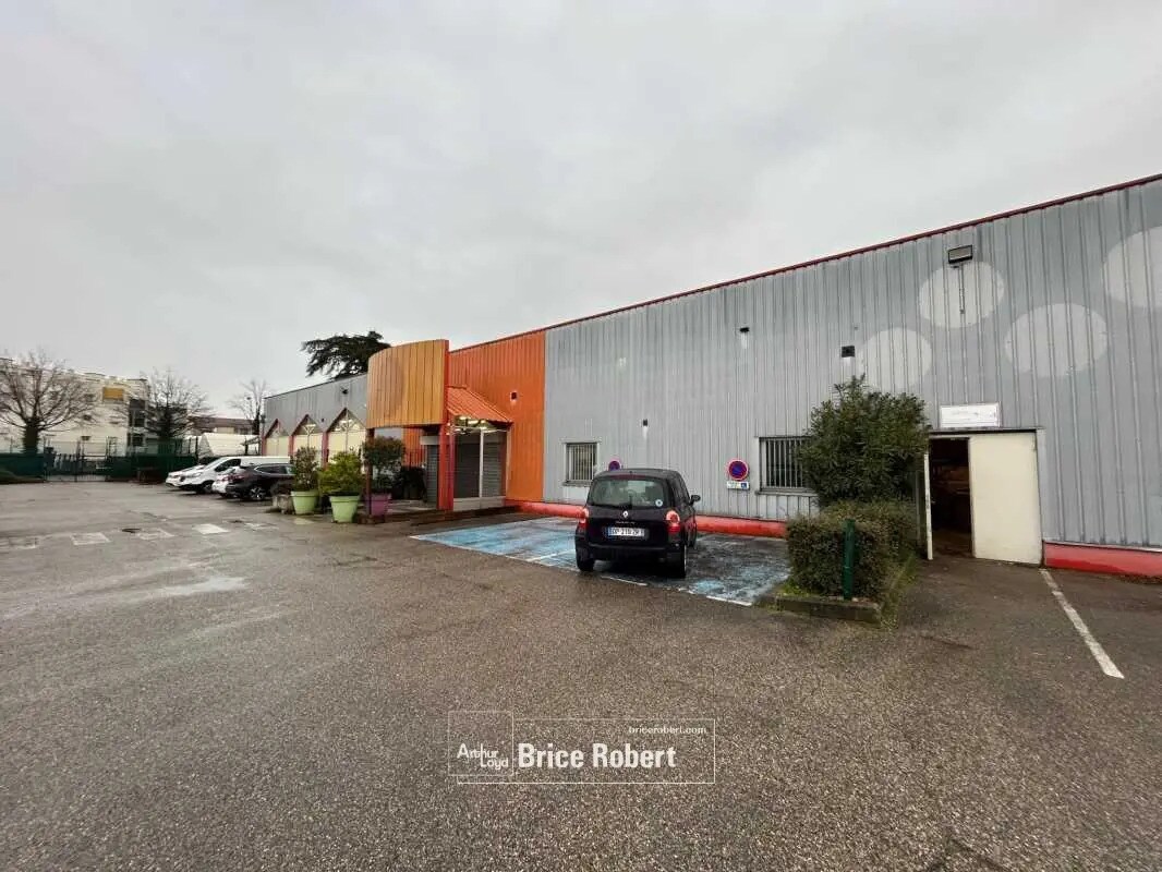 Local d’activités dans Saint-Priest à louer Photo de l’immeuble– Image 1 sur 13