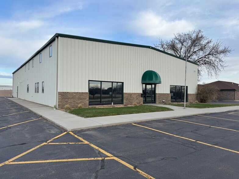 401 S Ohlman St, Mitchell, SD à louer - Photo de l’immeuble – Image 2 sur 51