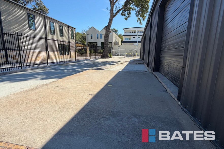 1850 W Commerce St, Dallas, TX à louer - Photo de l’immeuble – Image 2 sur 7