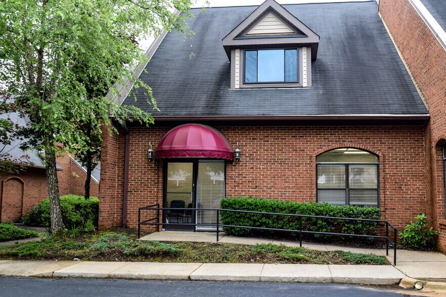 105 Kilmayne Dr, Cary, NC à louer - Photo de l’immeuble – Image 2 sur 11