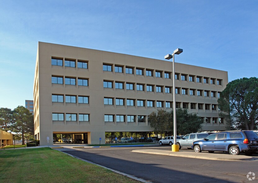 110 W Louisiana St, Midland, TX à louer - Photo de l’immeuble – Image 2 sur 14