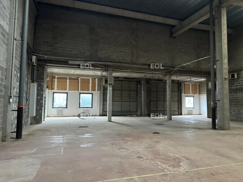 Local d’activités dans Lisses à louer - Photo de l’immeuble – Image 2 sur 5