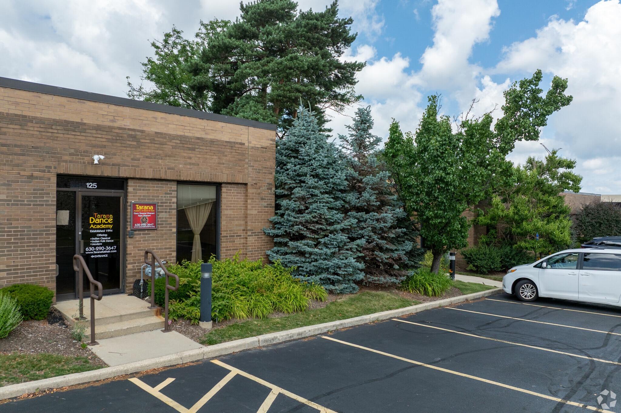 4260 Westbrook Dr, Aurora, IL à louer Photo principale– Image 1 sur 25
