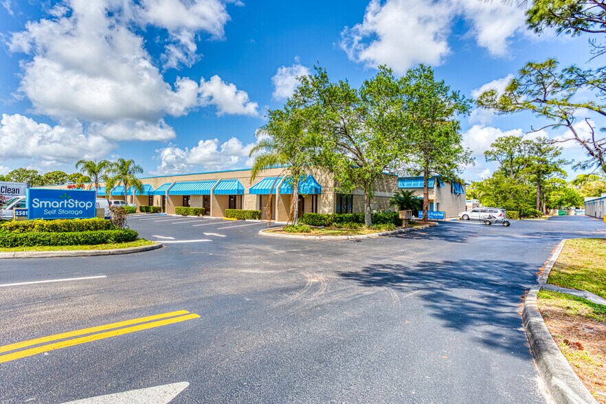2581 Jupiter Park Dr, Jupiter, FL à louer - Photo de l’immeuble – Image 1 sur 5