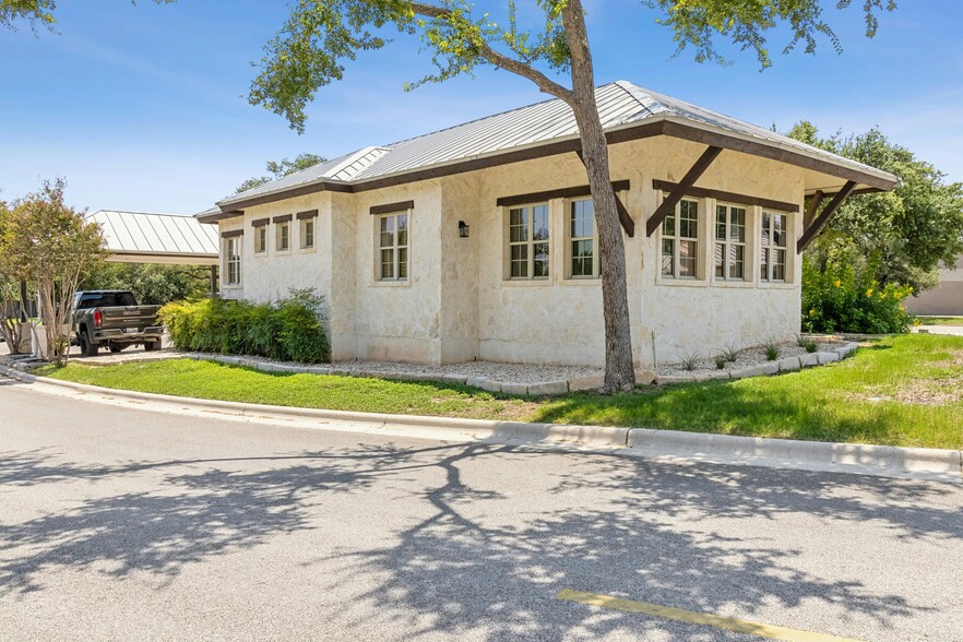 310 Stagecoach Trl, San Marcos, TX à louer - Photo de l’immeuble – Image 3 sur 33