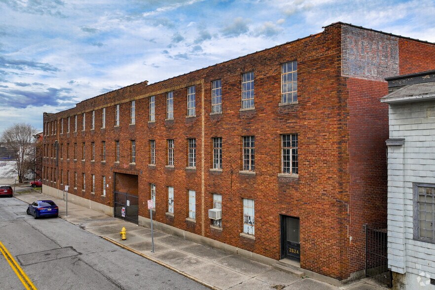 2624 Colerain Ave, Cincinnati, OH à louer - Photo de l’immeuble – Image 3 sur 11
