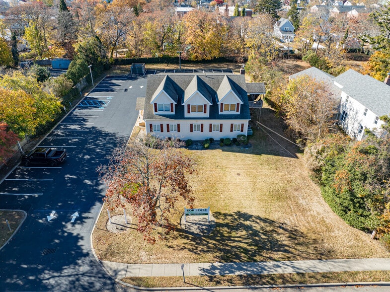 24 Brentwood Rd, Bay Shore, NY à louer - Aérien – Image 2 sur 10