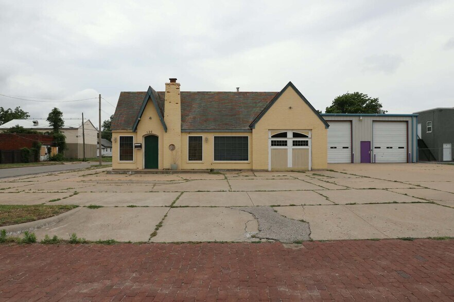 126 S Pine St, Ponca City, OK à vendre - Photo de l’immeuble – Image 1 sur 18