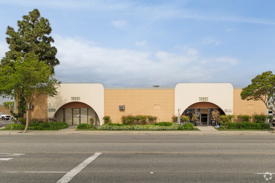 10621 Bloomfield St, Los Alamitos, CA à louer - Photo de l’immeuble – Image 3 sur 16