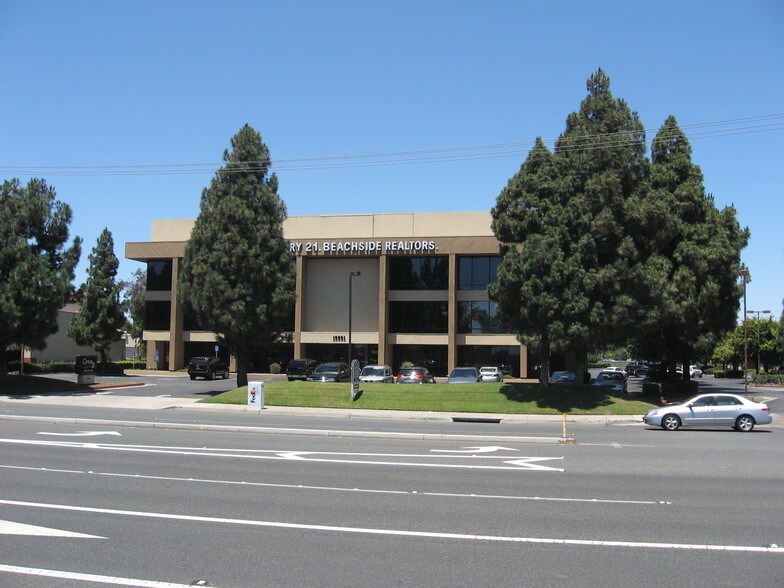 10061 Talbert Ave, Fountain Valley, CA à louer - Photo de l’immeuble – Image 2 sur 3