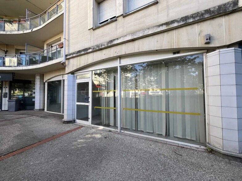 9 Place Du Faubourg, Creil à louer - Photo de l’immeuble – Image 1 sur 5