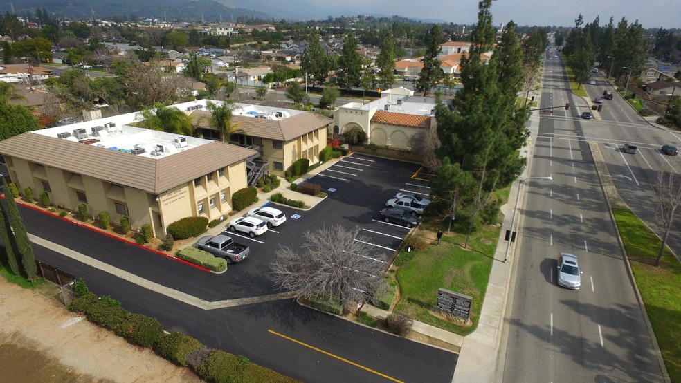 1305 W Arrow Hwy, San Dimas, CA à louer - Photo de l’immeuble – Image 1 sur 12