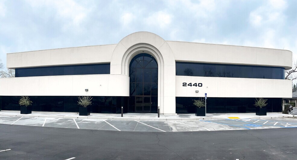 2440 W Shaw Ave, Fresno, CA à louer - Photo de l’immeuble – Image 1 sur 6