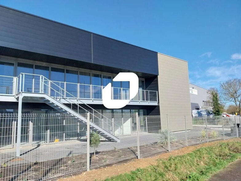 Local d’activités dans Couëron à louer - Photo de l’immeuble – Image 3 sur 12