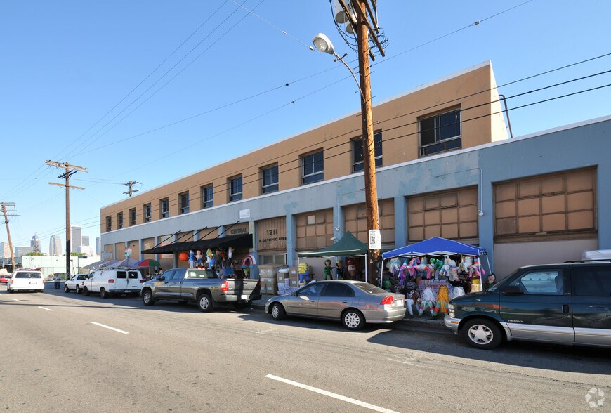 1211 E Olympic Blvd, Los Angeles, CA à louer - Photo principale – Image 1 sur 2