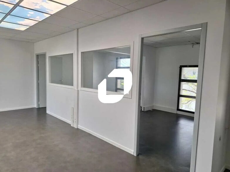 Local d'activités dans Cenon à vendre - Photo de l’immeuble – Image 2 sur 15