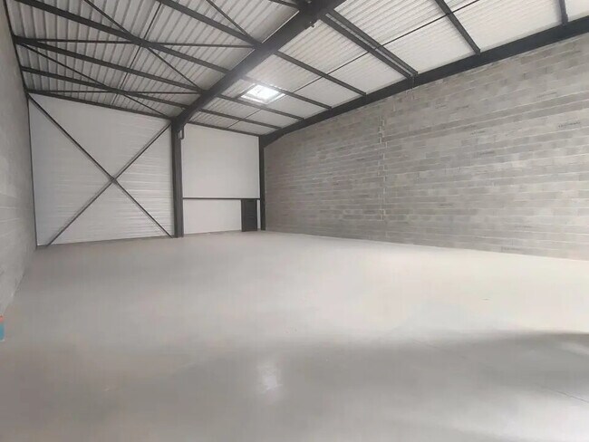 Plus de détails pour Local d’activités à vendre