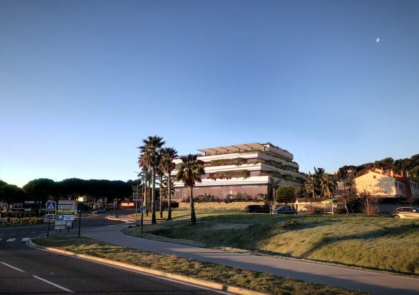 Bureau dans La Seyne-sur-Mer à louer - Photo de l’immeuble – Image 2 sur 2