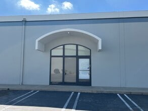 21110-21129 Osborne St, Canoga Park, CA à louer Photo intérieure– Image 1 sur 1