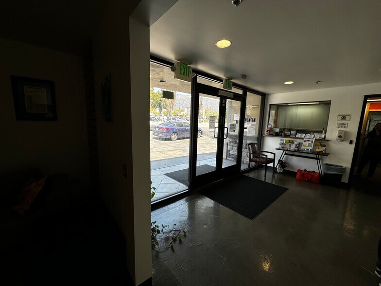724 E Huntington Dr, Monrovia, CA à louer - Photo de l’immeuble – Image 3 sur 27