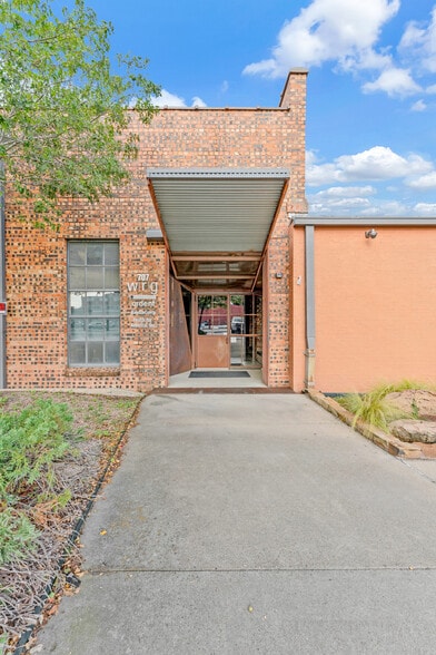 707 W Vickery Blvd, Fort Worth, TX à louer - Photo de l’immeuble – Image 3 sur 15