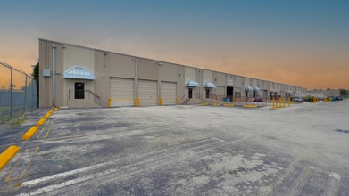 2930-2960 NW 72nd Ave, Miami, FL à louer Photo de l’immeuble– Image 1 sur 4