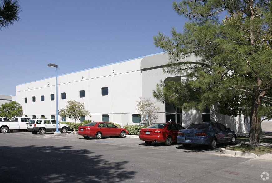 4670 Polaris Ave, Las Vegas, NV à louer - Photo de l’immeuble – Image 3 sur 14