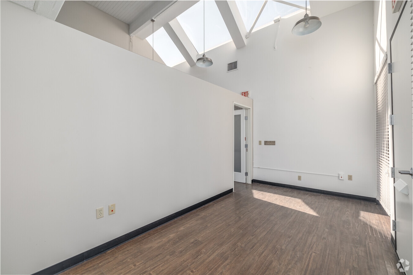2200 Pacific Coast Hwy, Hermosa Beach, CA 90254 - Lot 308 -  - Photo intérieure - Image 1 of 7
