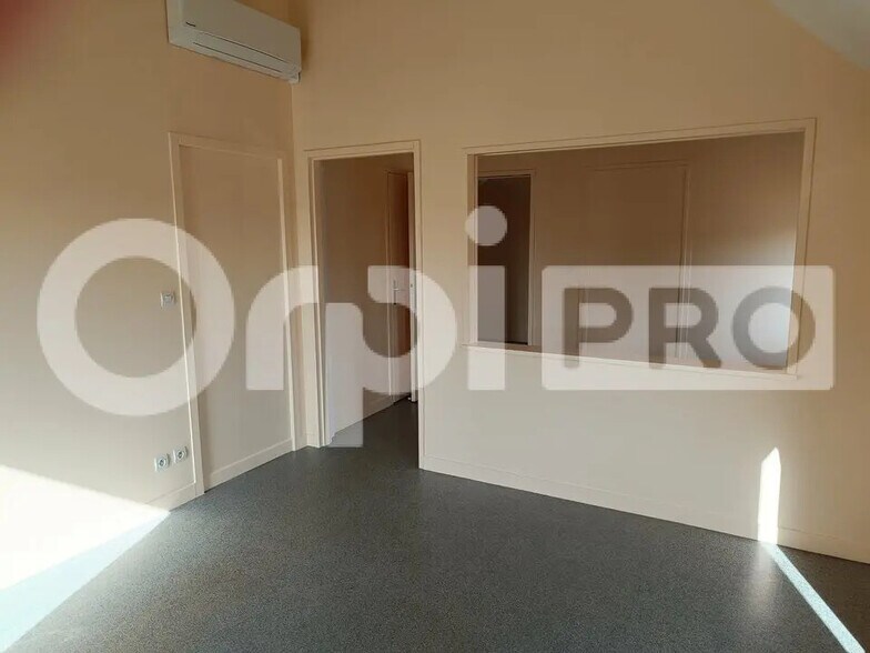 Bureau dans Compiègne à louer - Photo de l’immeuble – Image 2 sur 4