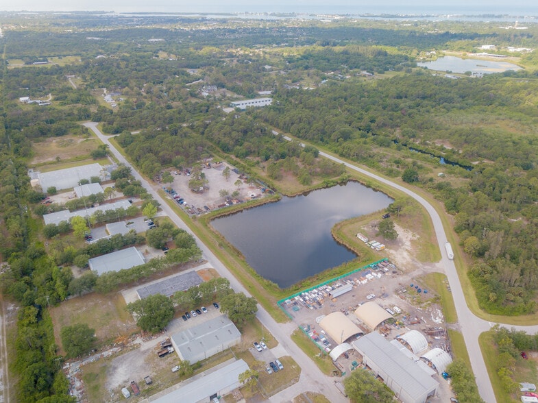 572 Rusty Marshall Dr, Englewood, FL à vendre - Photo de l’immeuble – Image 3 sur 8