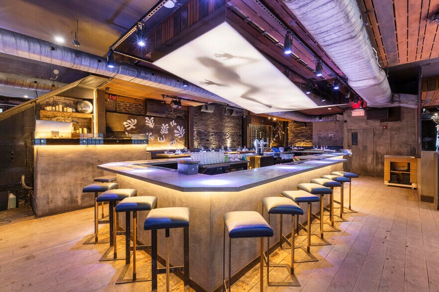 52 Rue Saint-Jacques, Montréal, QC à vendre - Photo de l’immeuble – Image 3 sur 7