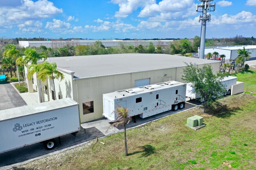 14230 Jetport Loop W, Fort Myers, FL à louer - Photo de l’immeuble – Image 2 sur 7