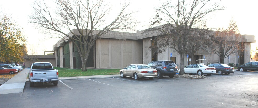 5400 W Hillsdale Ave, Visalia, CA à vendre - Photo de l’immeuble – Image 2 sur 3