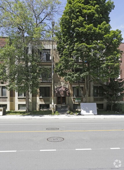 2711 Boul Édouard-Montpetit, Montréal, QC à vendre - Photo de l’immeuble – Image 2 sur 2