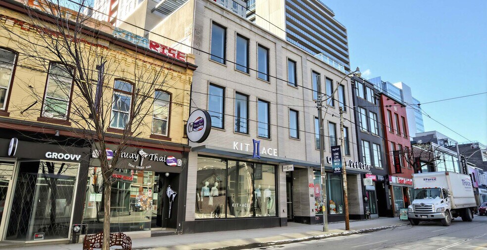 327-333 Queen St W, Toronto, ON à louer - Photo de l’immeuble – Image 1 sur 2