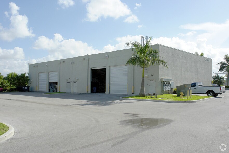 6390-6396 NW 97th Ave, Miami, FL à louer - Photo de l’immeuble – Image 3 sur 11