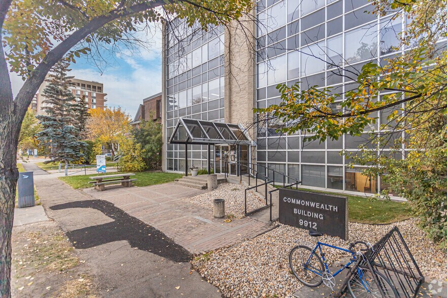 9912 106th St NW, Edmonton, AB à louer - Photo de l’immeuble – Image 2 sur 4