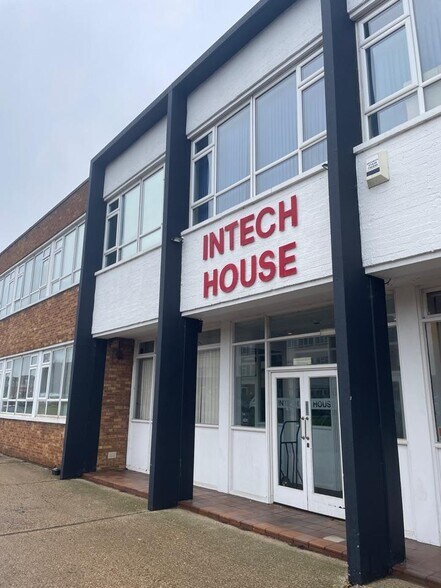 Wilbury Way, Hitchin à louer - Photo de l’immeuble – Image 1 sur 3