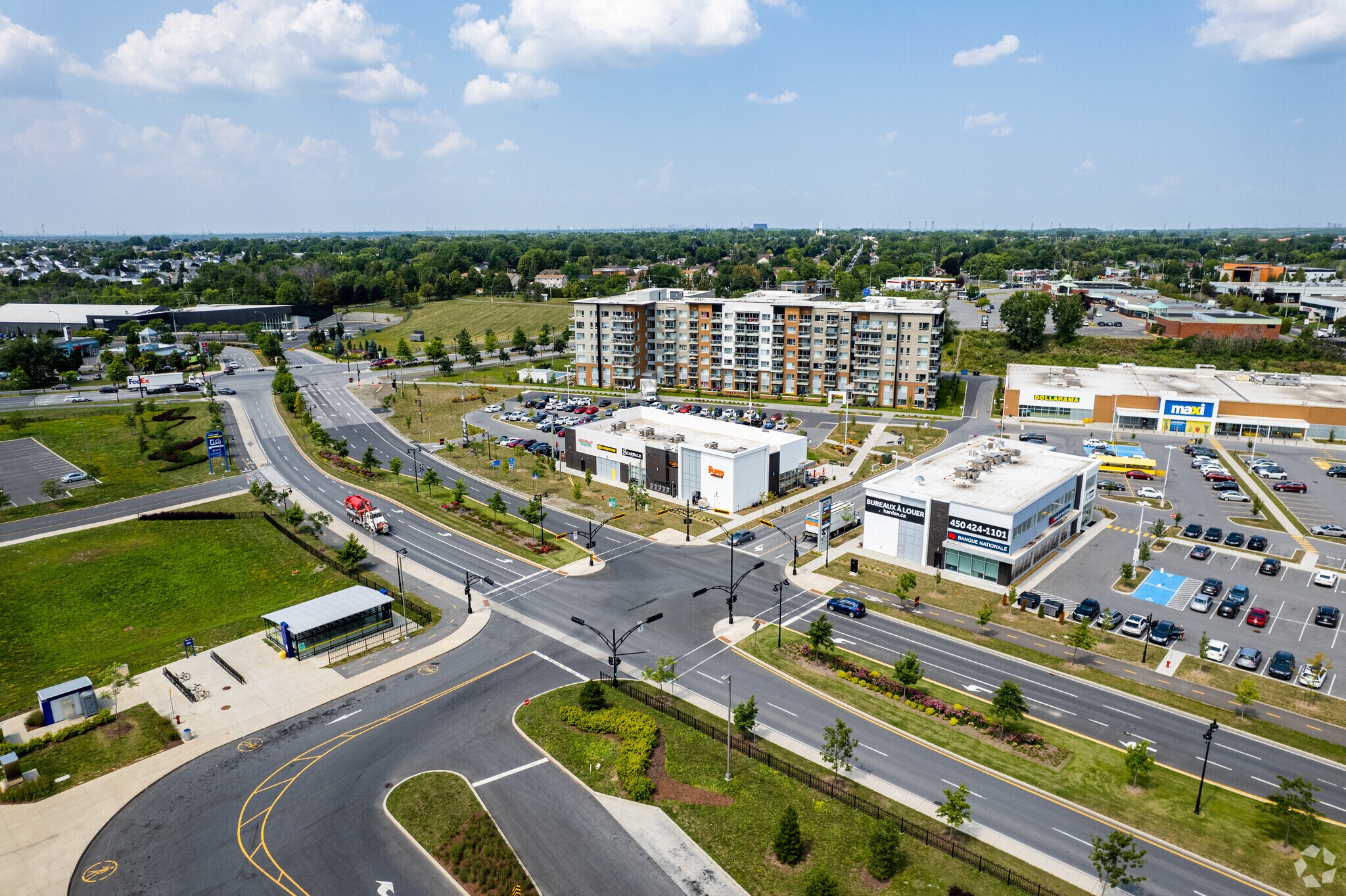 143 Boul Armand-Frappier, Sainte-julie, QC à louer Photo principale– Image 1 sur 11