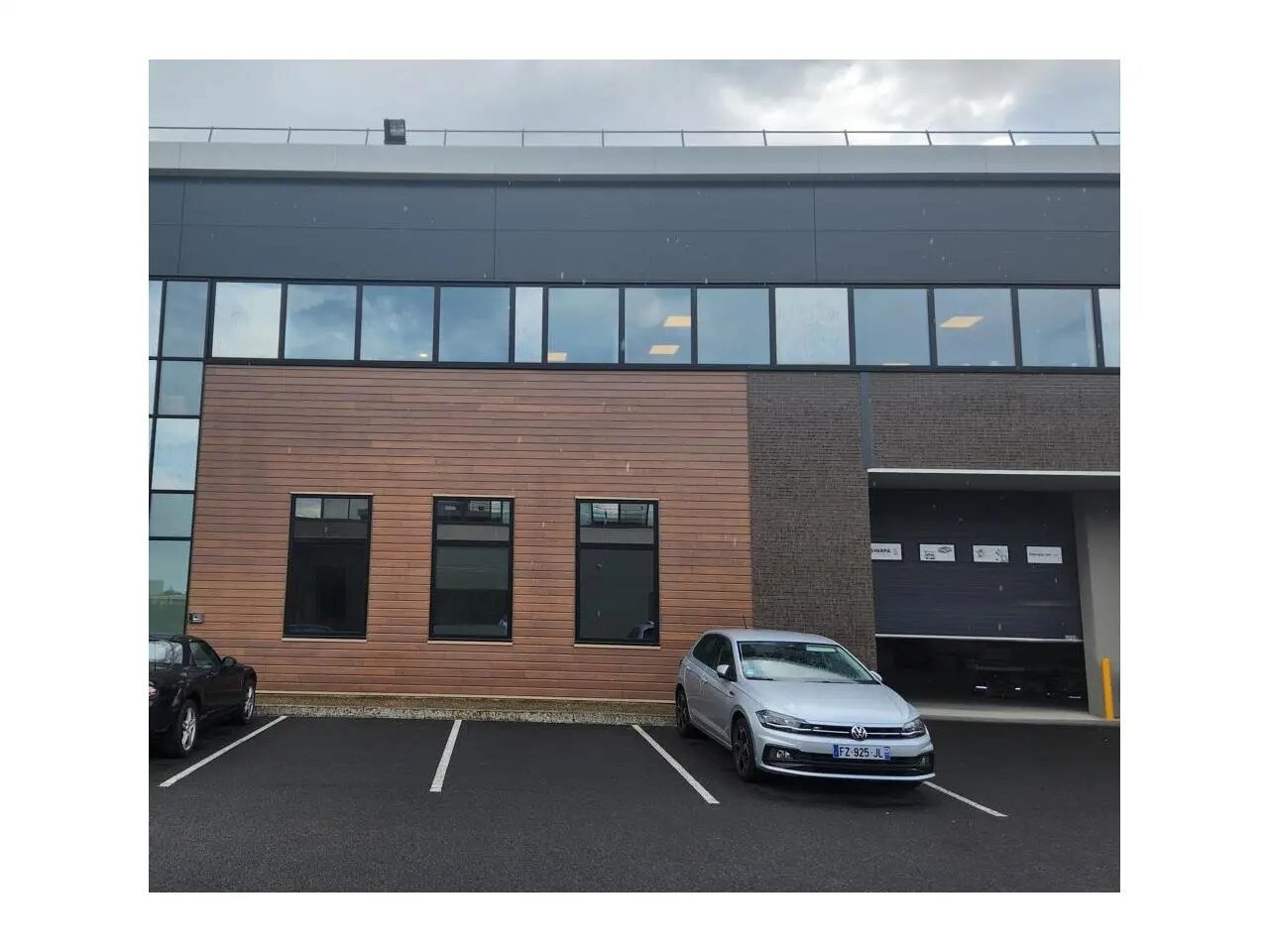 Local d’activités dans Sucy-en-Brie à louer Photo principale– Image 1 sur 10