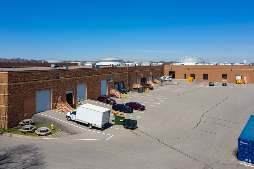 2340 W County Road C, Roseville, MN à louer - Photo de l’immeuble – Image 2 sur 6