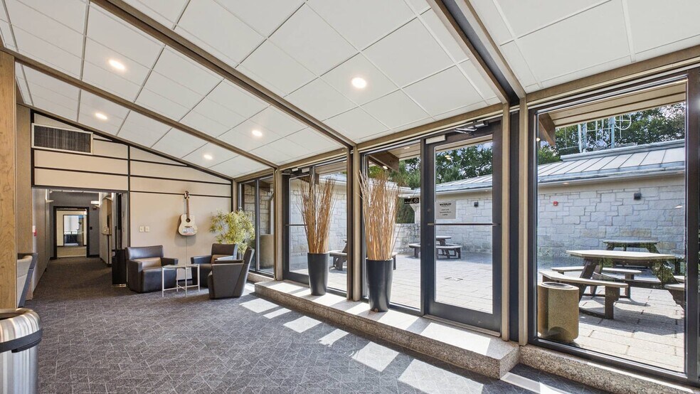 8309 I-35 N, Austin, TX à louer - Photo intérieure – Image 2 sur 5