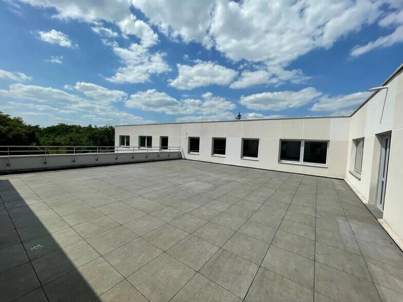 Local d’activités dans Nanterre à louer - Photo de l’immeuble – Image 1 sur 12