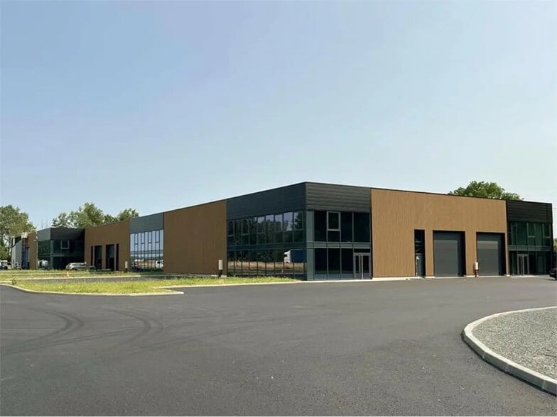 Local d’activités dans Ambérieux à louer - Photo de l’immeuble – Image 3 sur 5