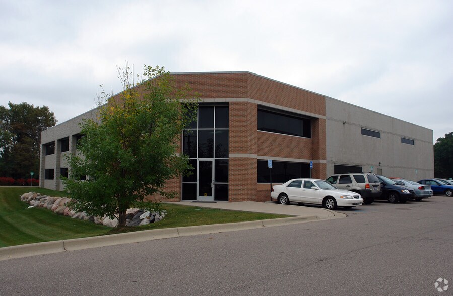 24860 Hathaway St, Farmington Hills, MI à louer - Photo de l’immeuble – Image 3 sur 3