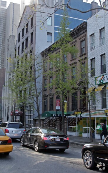 322 W 46th St, New York, NY à vendre - Photo de l’immeuble – Image 2 sur 3