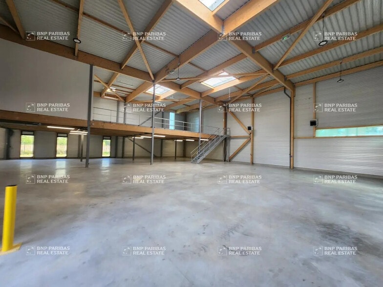 Local d’activités dans CHANTELOUP-EN-BRIE à louer - Photo de l’immeuble – Image 1 sur 19