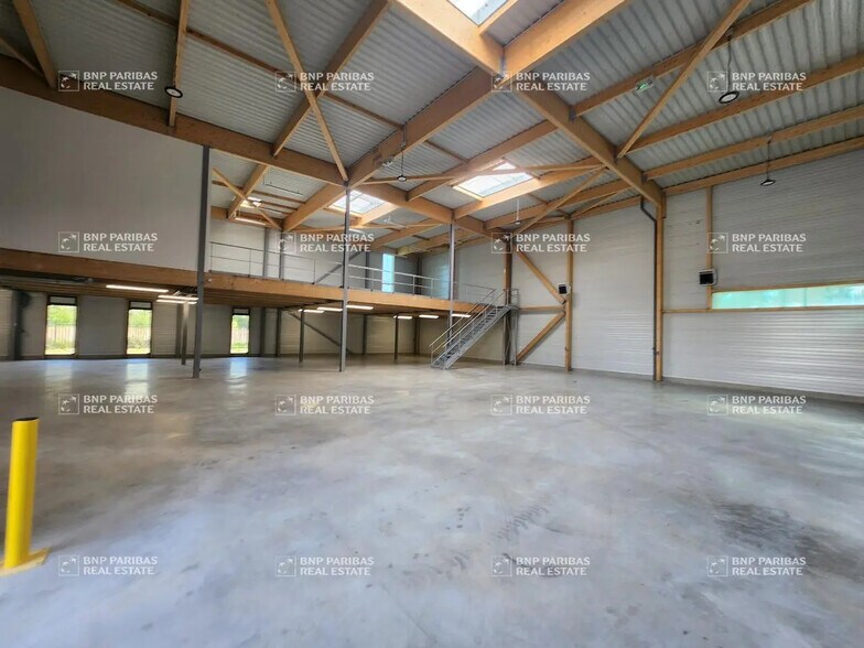 Local d’activités dans Chanteloup-en-Brie à louer - Photo de l’immeuble – Image 1 sur 19